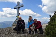 04 Alla croce di vetta del Monte Cancervo (1831 m) con vista in Resegone